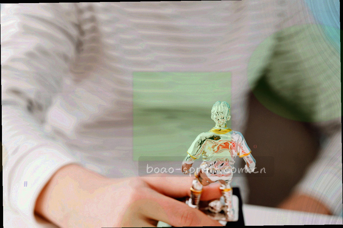 矿物色点阵与细密网格纹理，从草原深绿过渡到夜空蓝的渐变叠化
